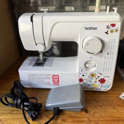 Brother JX2517  Full Size Sewing Machine White W/Flowers (serviced And Sewing Excelent