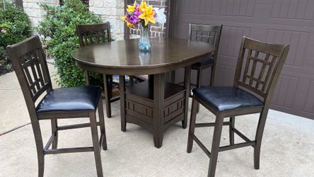 Beautiful Counter Height Dining Set. Table + 4 matching chairs. Very good condition, Sturdy!