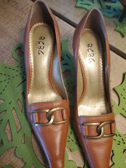BCBG  Paris Size 8 ...1 1/2 Inch Heel Like New