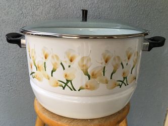 Large cooking pot