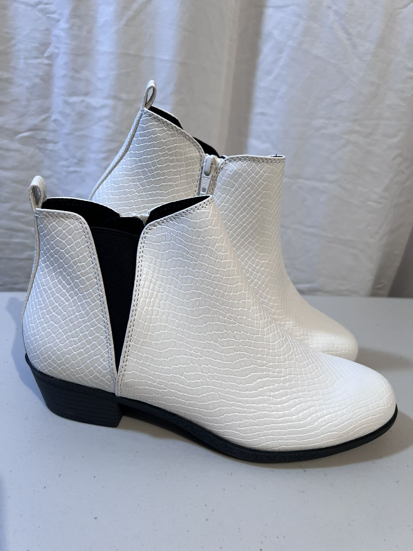 Woman’s White Ankle Boots With Zipper