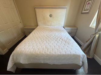 Michael Amini & Jane Seymour “Glimmering Heights” Queen bed w/ 2 nightstands