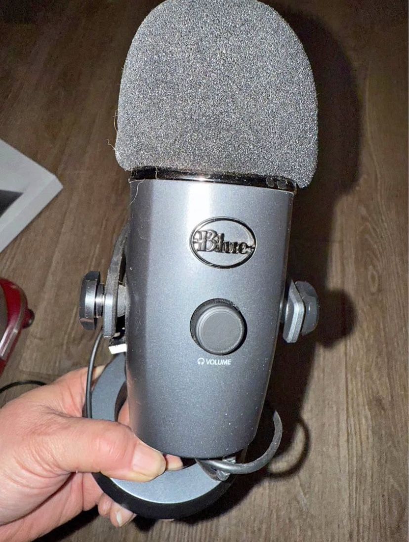 Blue Yeti Dynamic Microphone Built in USB Connector & Comes With Pop Filter + Armstand