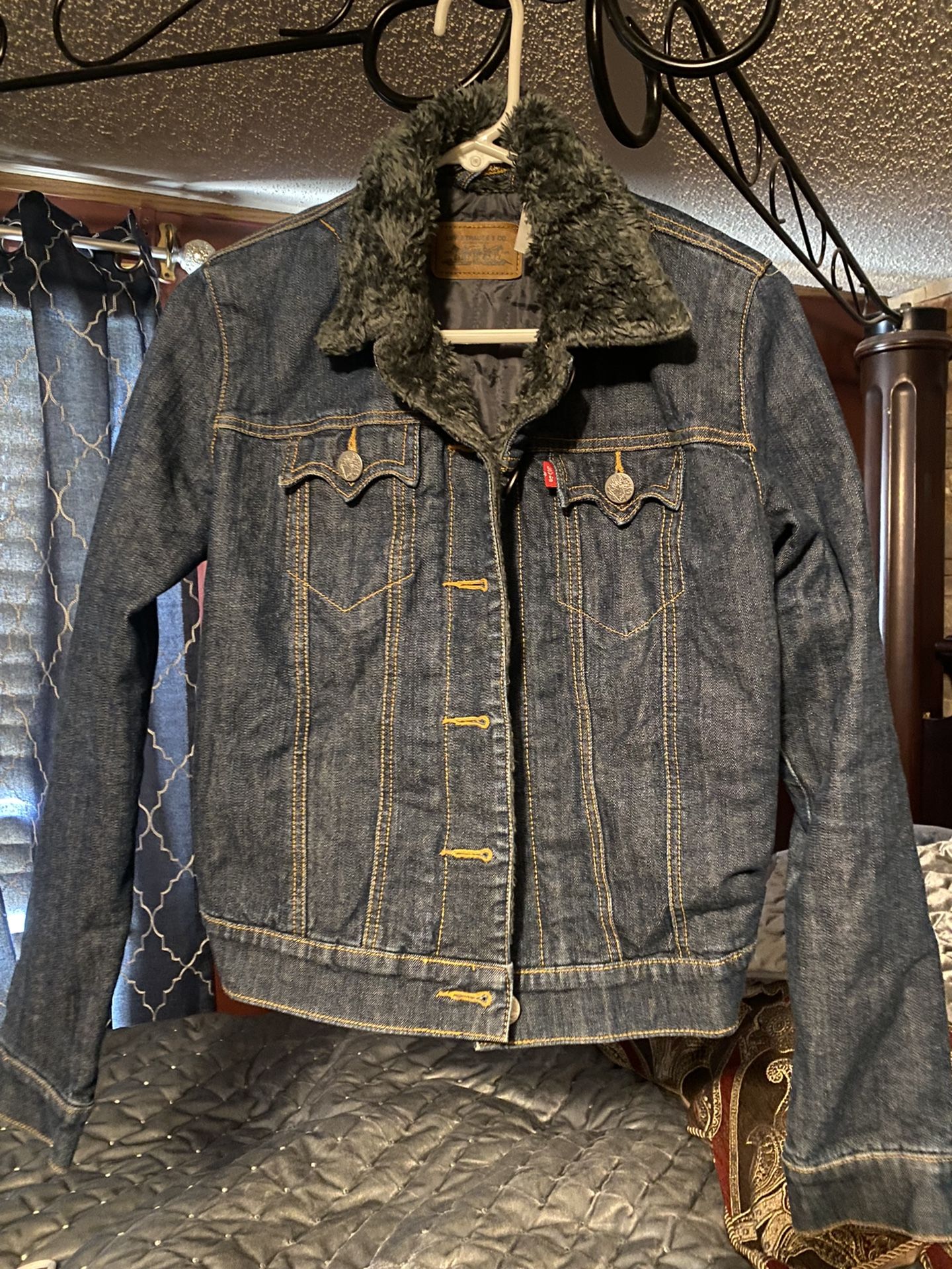 Levi's Jacket M for Sale in Albuquerque, NM - OfferUp