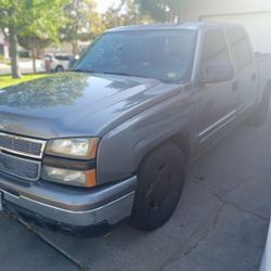 2006 Chevy Silverado 5.2 L V8 $3000  OBO