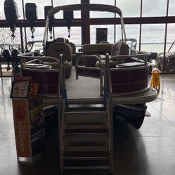 Sun Tracker Bass Buggy 18 Pontoon Boat