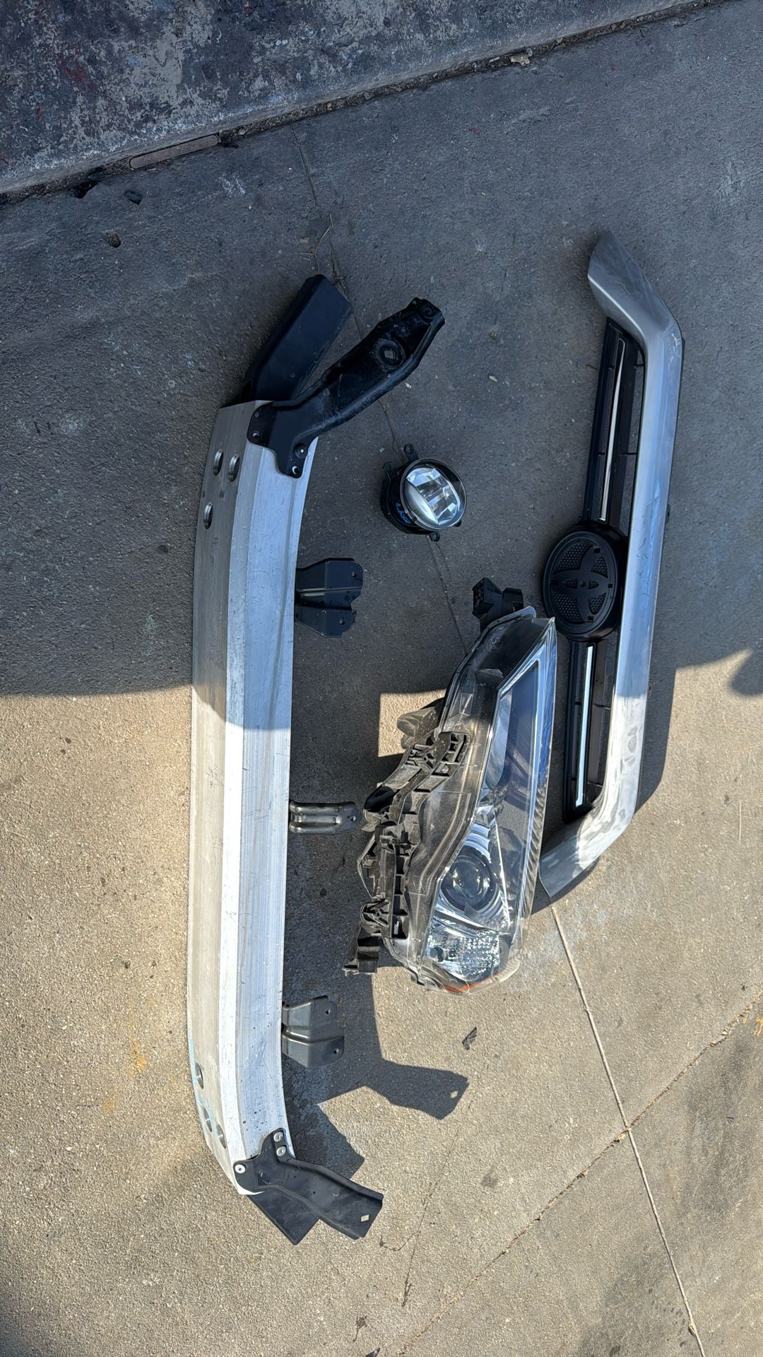 2023 Toyota 4Runner Parts Upper Grill, Reinforcement Bar Assembly and Left Fog Light LED