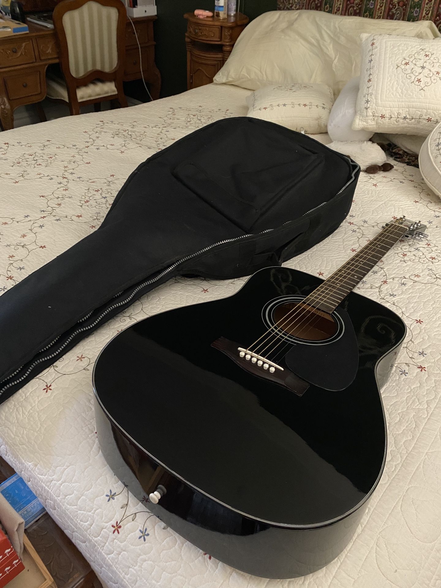 Yamaha F 340BL Acoustic Guitar