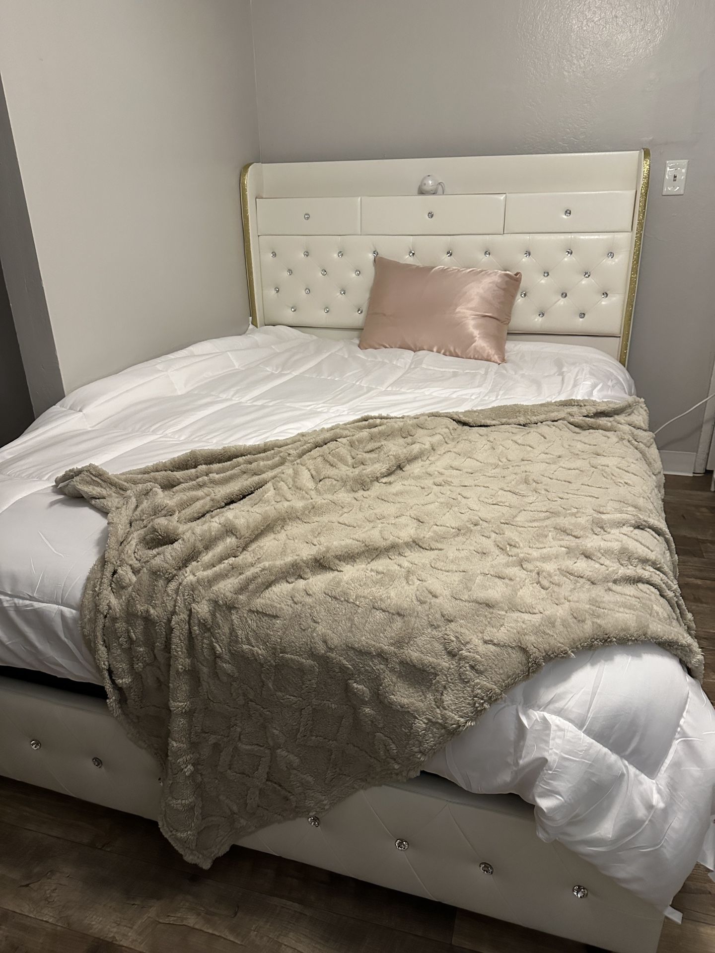 BED FRAME ( QUEEN) 