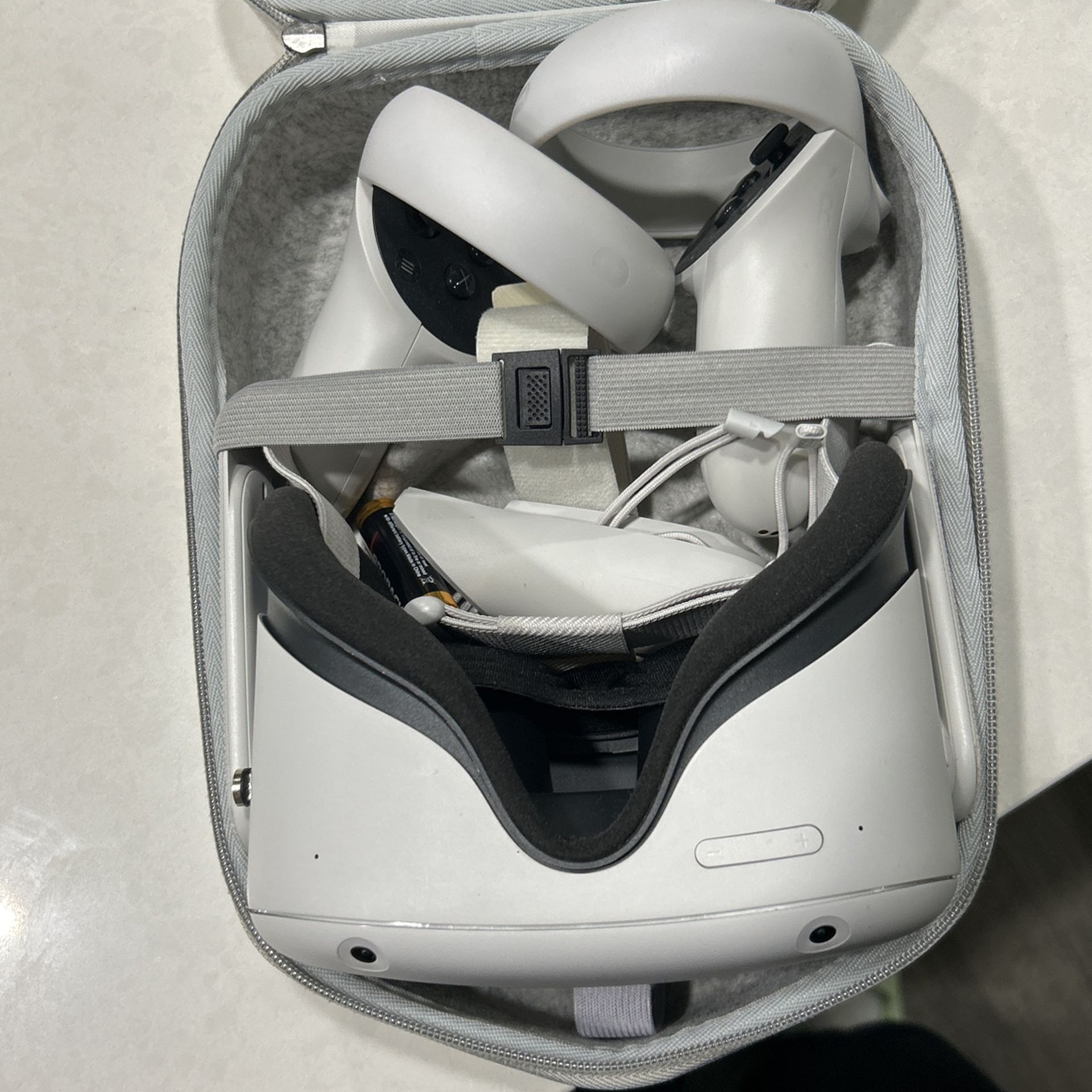 OCULUS QUEST 2 (Come with a case and a charger.)