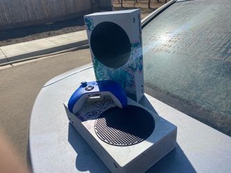 2 Xbox series S with blue controller