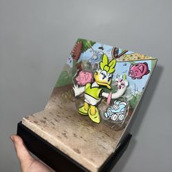 DISNEY X JLED VINYL FIGURE DAISY DUCK