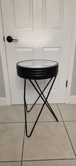 Accent table w/mirrow on top