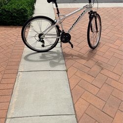 Schwinn Hybrid Bike – Barely Used, Excellent Condition