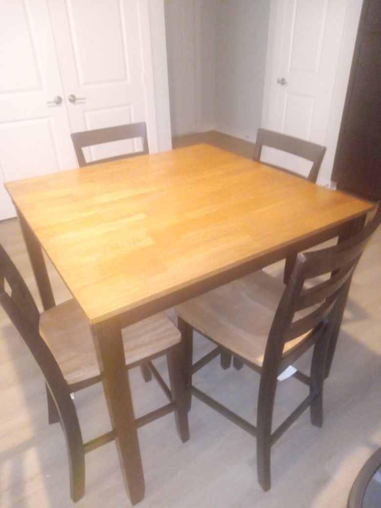 Wooden Kitchen Table (NEW NEVER USED TAGS STILL ON CHAIRS)