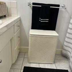 Vintage style laundry hamper