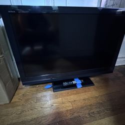 BARELY USED LCD SONY BRAVIA TV WITH MANUAL
