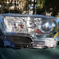 Left Headlight Toyota Tacoma 2016/18