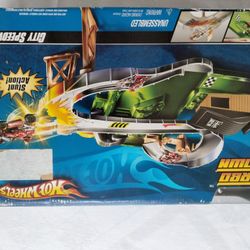 Vintage 2007 Turbo Town Speedway Hot Wheels Play Set