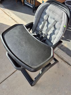 Baby Jogger High End City Bistro High Chair in the Graphite colorway.
The high chair originally retailed brand new for $240 to $300! Great Condition!