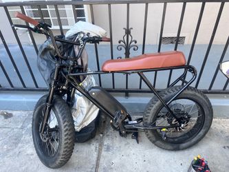 Mint condition fat boy e bike w dirt tires sits 2 adults. Or 3 young adults !