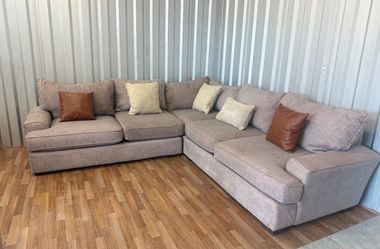 Sectional 600$ or best offer Delivery Available if needed