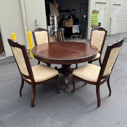 Bassett Furniture Extendable Dining Table and 4 Chairs Very Good Condition 