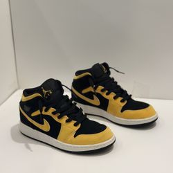 Jordan 1 Mid SE Reverse New Love SIZE 5.5