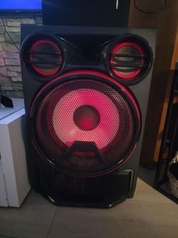 2 parlantes LG con consola de DJ