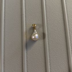 10 K Gold And Pearl With Diamond At Top Pendant!