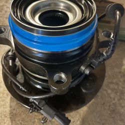 NEW  NISSAN TRUCK HUB ASSEMBLY  SET L/ R