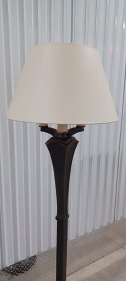 CLASSY FLOOR LAMP very Good Condition