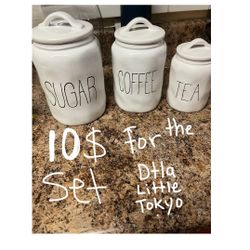 Set a beautiful condition kitchen canisters in excellent condition pick up downtown LA little Tokyo area $10 for all three