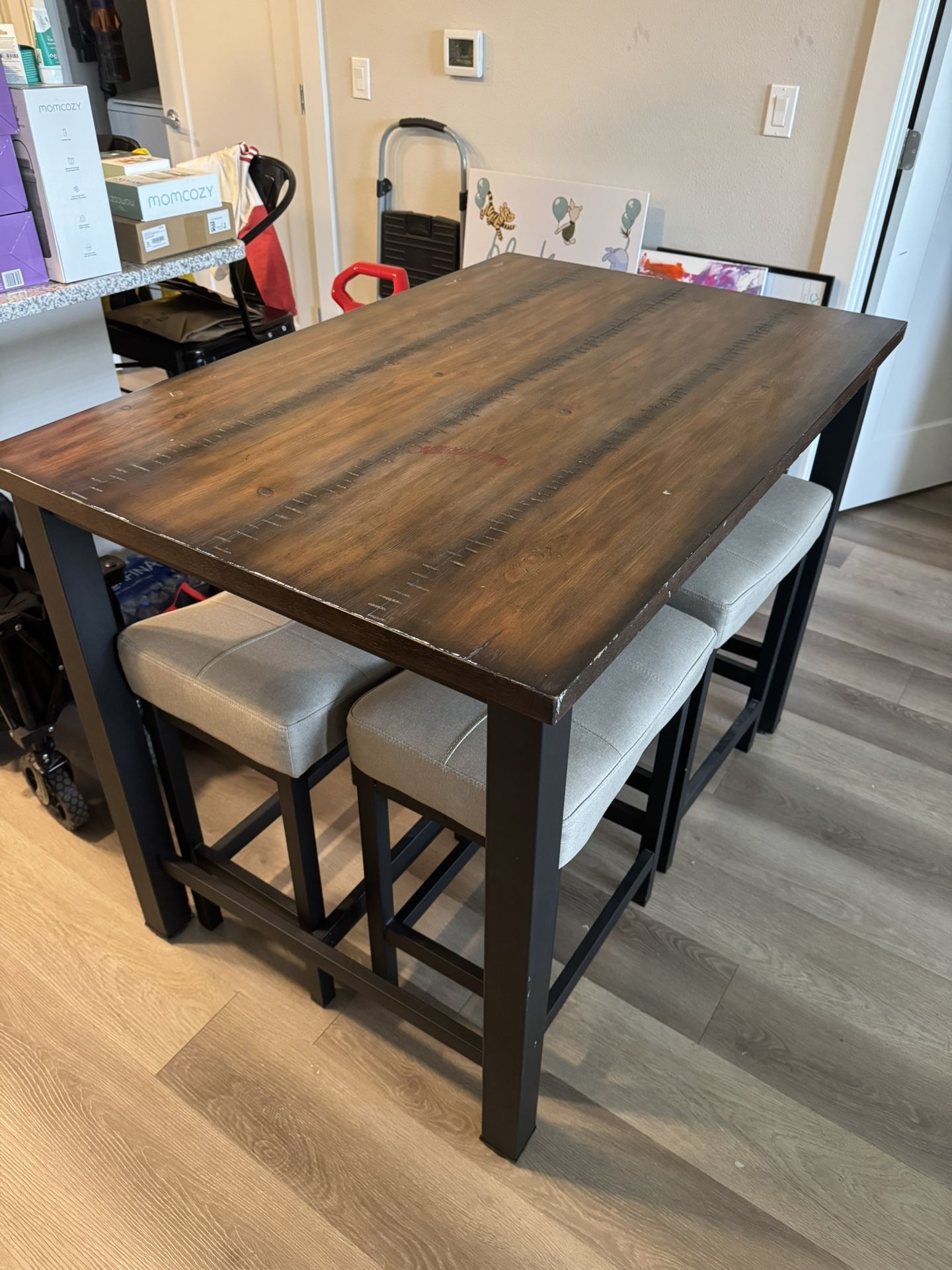 City Furniture Dining Table W/stools