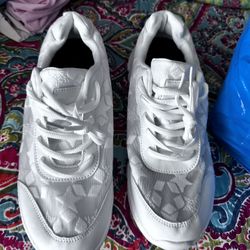 White Sneaker 