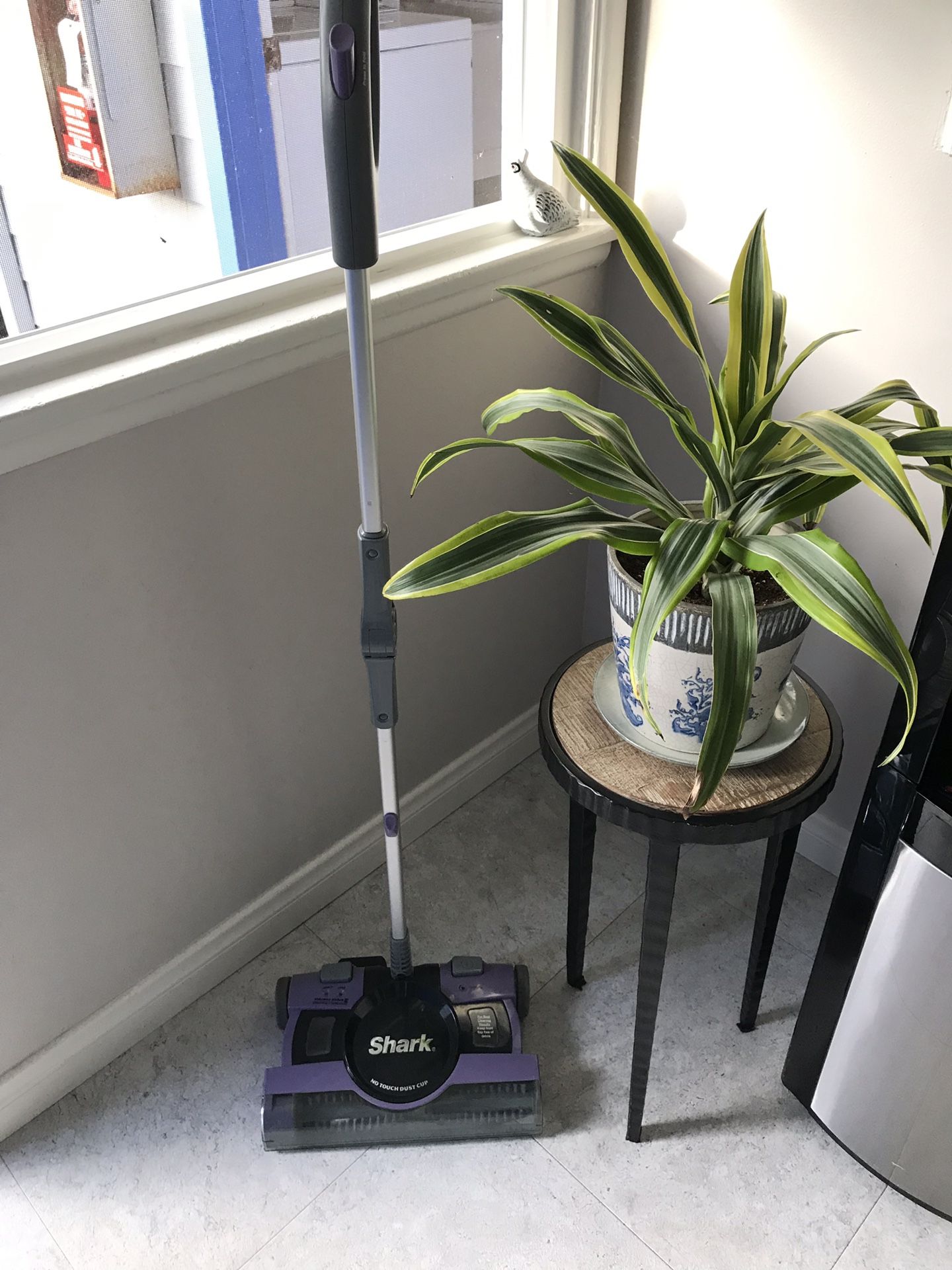 Shark cordless vacuum in impeccable condition