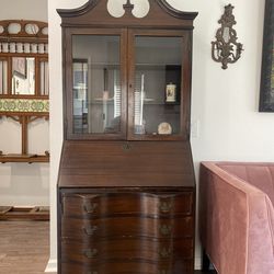Selling for a friend a vintage secretary desk with key