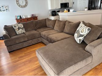 Sectional couch with chaise