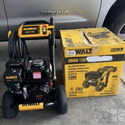 DEWALT 3600 PSI 2.5 GPM Gas Cold Water Professional Pressure Washer with HONDA GX200 Engine