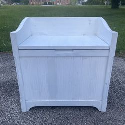 Small wooden storage bench. Some cosmetic wear,can be painted. Read full description on measurements
