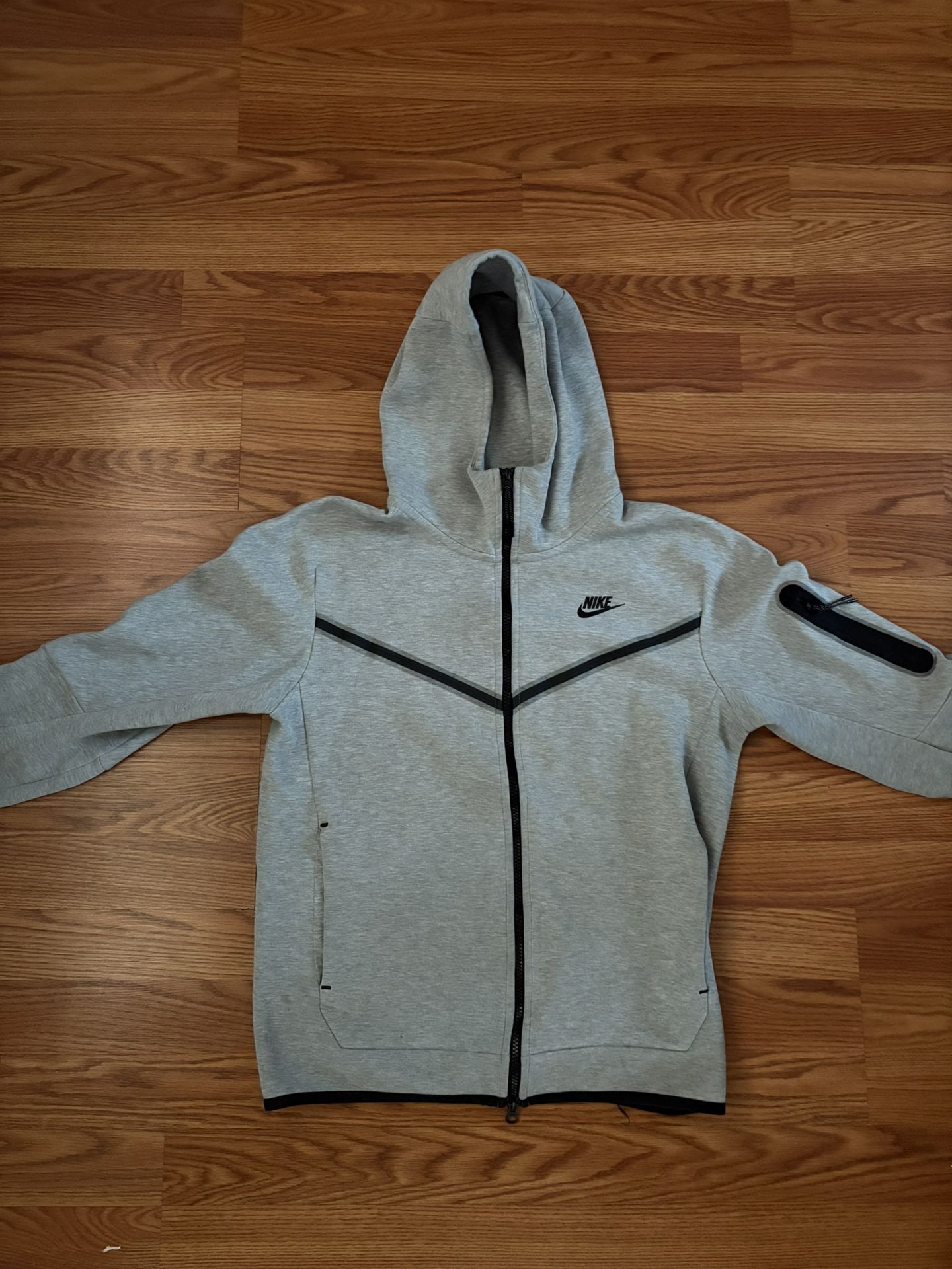 Nike Men Grey Tech Fleece Size (Small)
