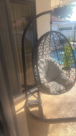 Outdoor hanging egg swing chair
