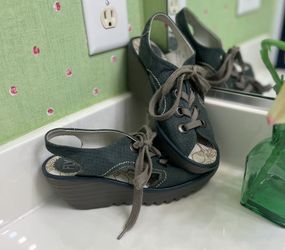 FLY LONDON SANDALS SZ 38