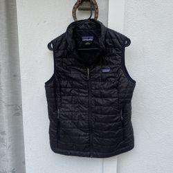 Women's Black Patagonia Nano Puff Vest (Large)
