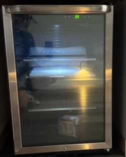 Fridgidaire Stainless Steel Glass Door Beverage Refrigerator – Digital Temperature Control