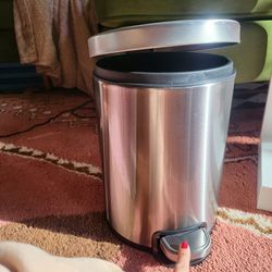 Small Trash Can With Lid
