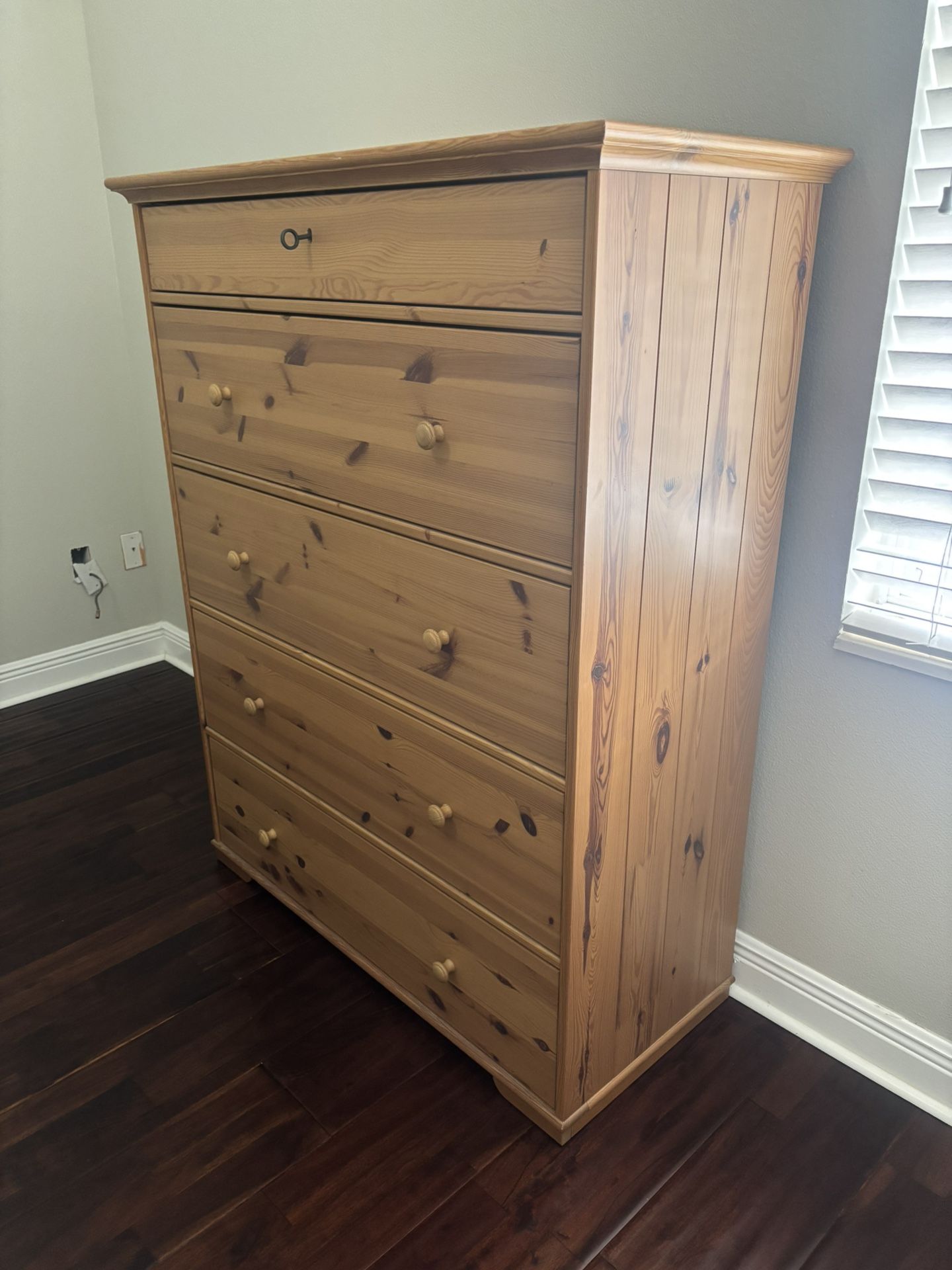 Wooden Dresser with Locking Top Drawer. 4'6 x 3'7 x 1'7.5 - coffeafoods.com