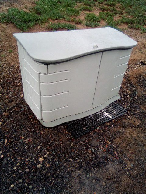 Rubbermaid Indoor/Outdoor Storage Cabinet for Sale in Bedford Park, IL -  OfferUp