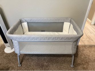 Bassinet, lightly used