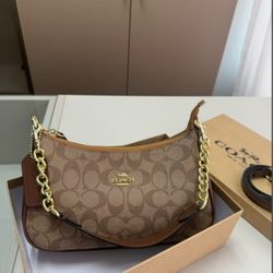 Coach women's bag, can be worn under the arm or crossbody